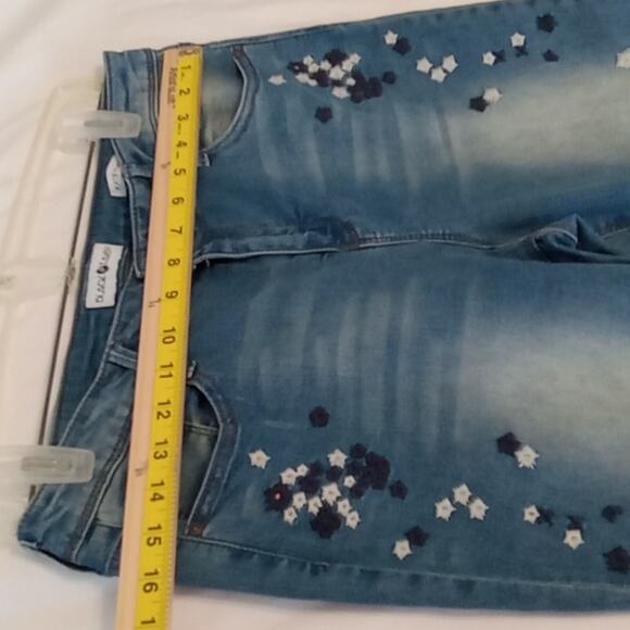 Black Daisy Juniors 11/30 Kate Straight Leg Midrise Embroidered distressed jeans - Picture 7 of 9